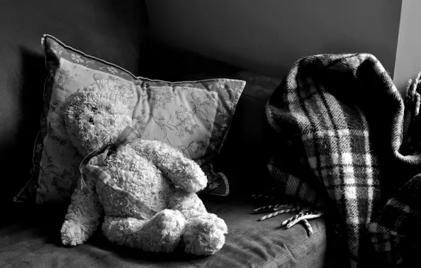 Картинка одиночество, диван, мишка, плюшевый, тоска, чёрнобелый, подушка.одеяло