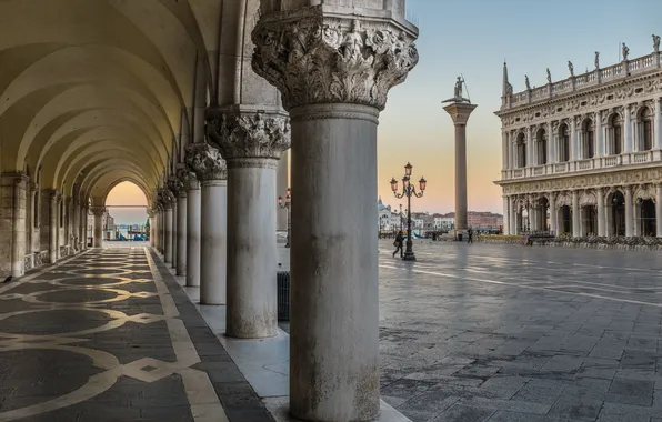 Италия, Венеция, дворец дожей, пьяцетта, колонна Святого Теодора
