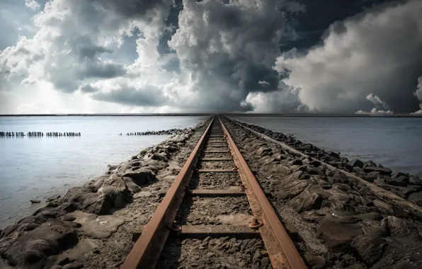 Картинка море, облака, железная дорога