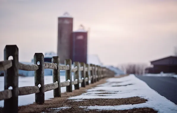 Дорога, снег, забор