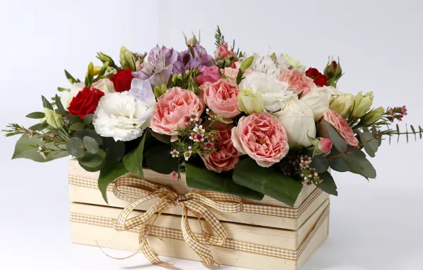 Картинка цветы, коробка, розы, бутоны, бантик, композиция, Эустома, Лизантус