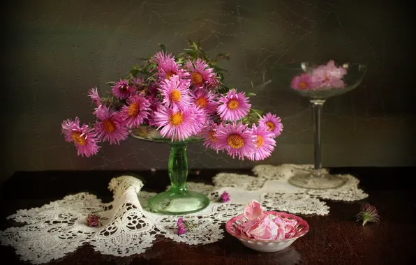 Картинка цветы, бокал, лепестки, розетка, столик, салфетка, вазочка, астры