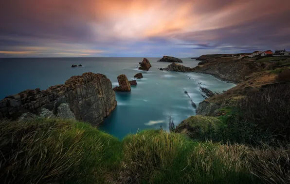 Картинка море, небо, трава, облака, камни, пасмурно, скалы, берег