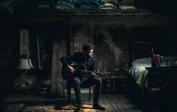 Картинка комната, кровать, гитарист, Mike Rosenberg