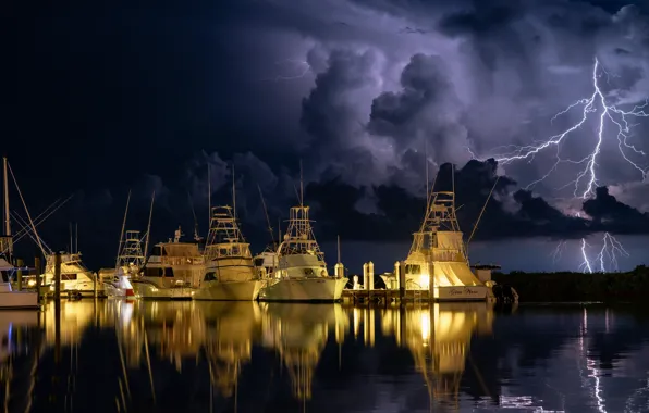 Картинка ночь, молния, яхты