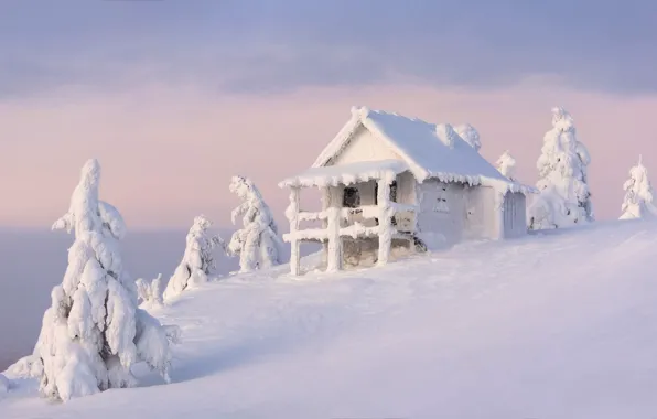 Картинка зима, небо, облака, снег, природа, дом, в снегу, избушка