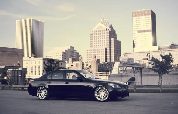 Картинка город, чёрный, бмв, BMW, black, мегаполис, E60, 5 Series