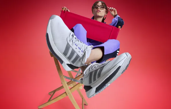 Взгляд, Очки, Адидас, Adidas, Кроссовки, Красный фон, Jenna Ortega, Дженна Ортега