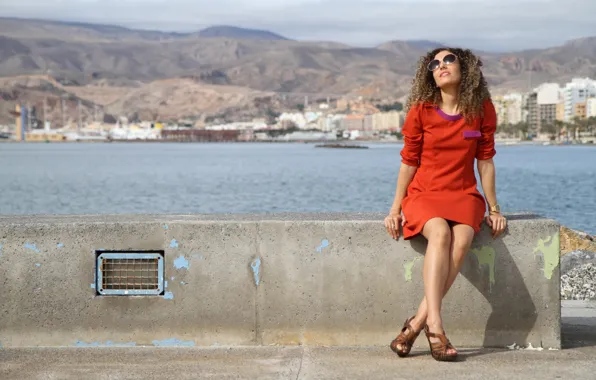 Картинка вода, девушка, горы, корабль, платье, очки