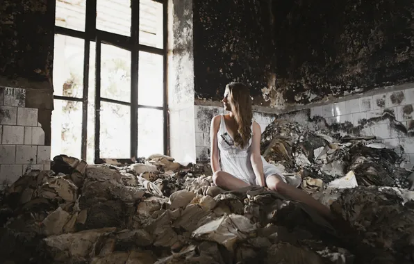 Девушка, окно, заброшенное здание
