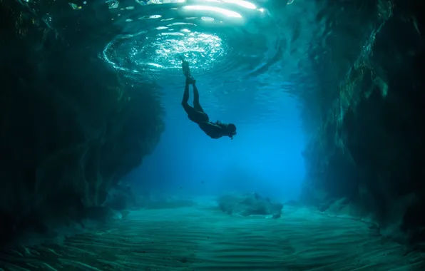 Картинка океан, скалы, человек, дно, подводный мир