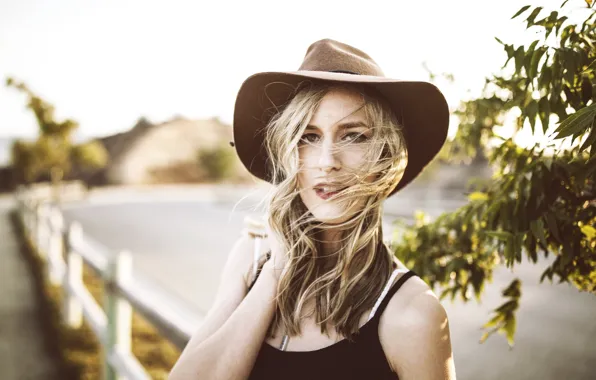 Картинка лето, девушка, ветер, блондинка, шляпка, длинные волосы