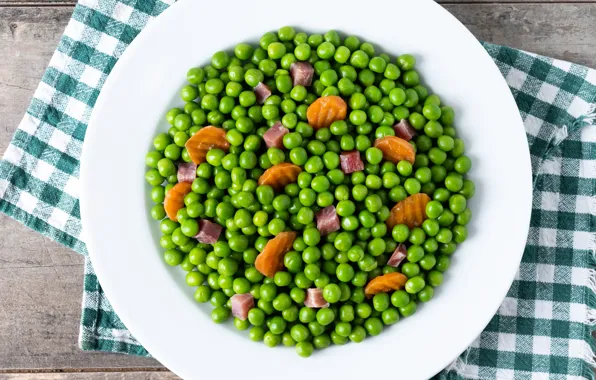 Мясо, морковь, салат, зеленый горошек