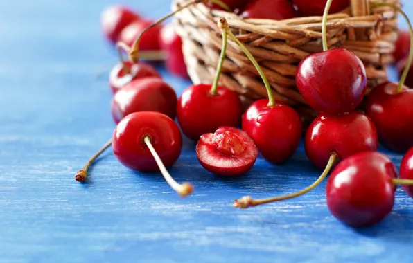 Капли, вишня, ягоды, стол, россыпь, косточка, черешня, голубой фон