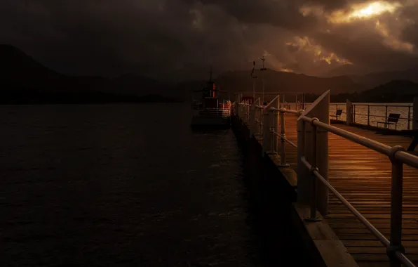 Картинка небо, свет, горы, тучи, темный фон, катер, пирс, сумерки