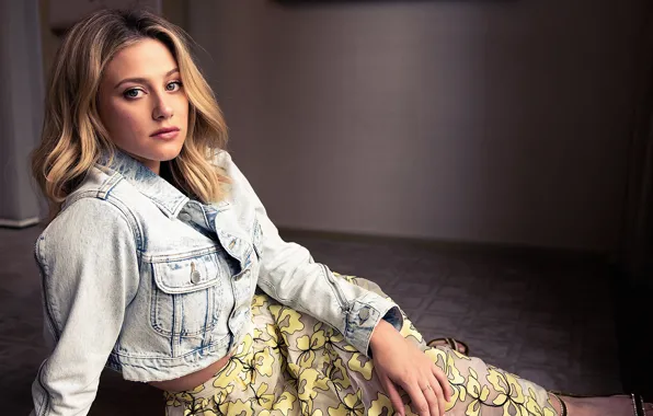 Картинка взгляд, девушка, лицо, поза, фото, джинсовка, Lili Reinhart