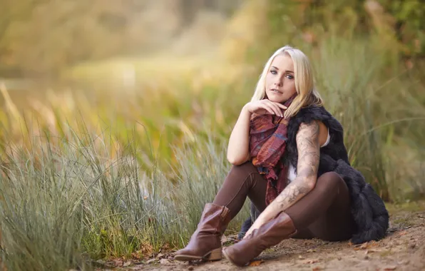 Картинка трава, взгляд, девушка, сидит