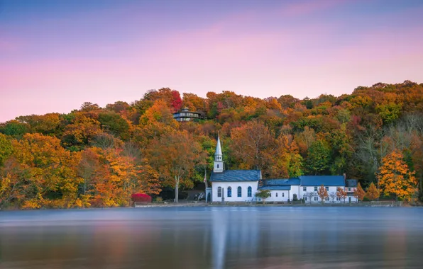 Осень, лес, церковь, водоем