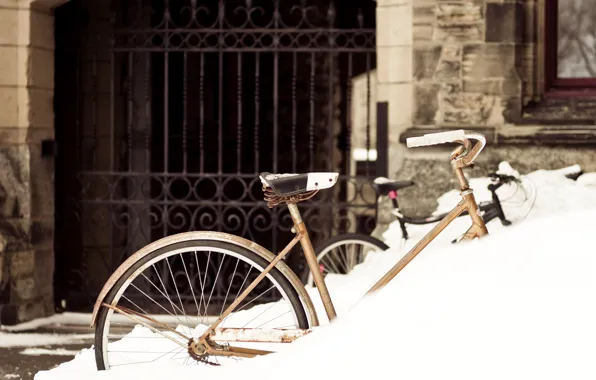 Картинка зима, снег, велосипед, город, здание, ворота