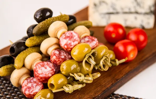 Грибы, помидоры, оливки, колбаса, огурцы, маслины, закуска