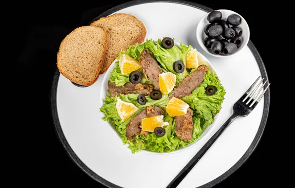 Мясо, фрукты, вилка, оливки, салат