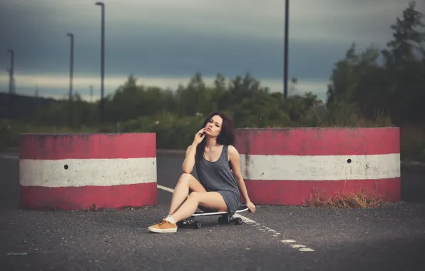 Картинка Девушка, Взгляд, Майка, Girl, Волосы, Брюнетка, Beautiful, Skateboard