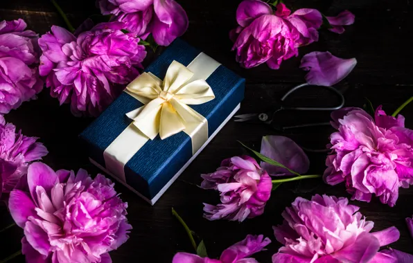 Картинка день рождения, коробка, подарок, лента, розовые, пионы