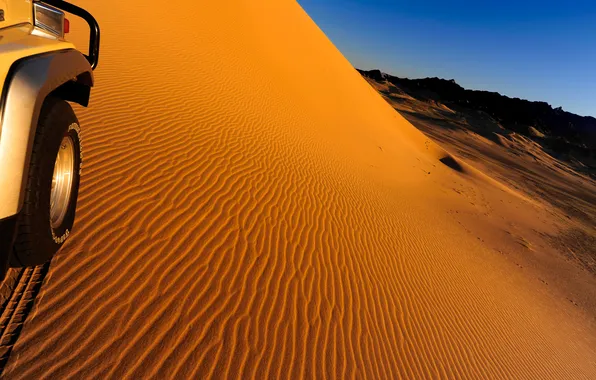Картинка песок, небо, природа, пустыня, колесо, склон, джип, кусок