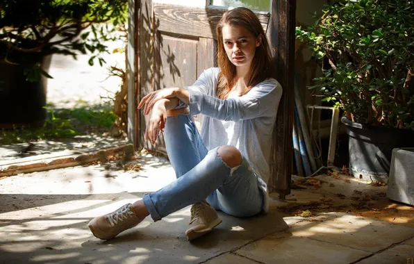 Картинка girl, beautiful, model, jeans, sneakers, longsleeve