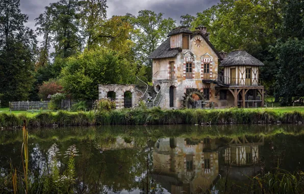 France, Versailles, Ile-de-France, Château de Versailles, Le Hameau de la Reine avant l'orage