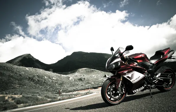 Картинка небо, горы, красный, мотоцикл, red, yamaha, bike, ямаха