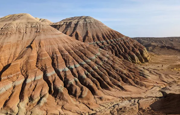 Алтын Эмель, Марсианский пейзаж, Волнистые холмы, pixel 7 pro пример фото, Выветривание породы, горы в …