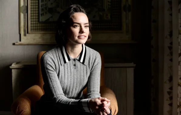 Картинка взгляд, поза, макияж, актриса, прическа, в кресле, hair, Daisy Ridley