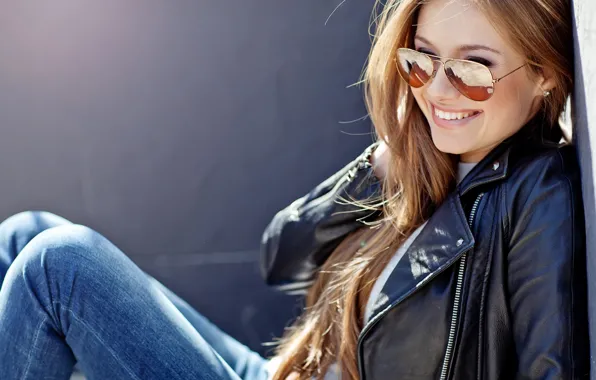 Картинка девушка, улыбка, джинсы, очки, куртка, солнечные