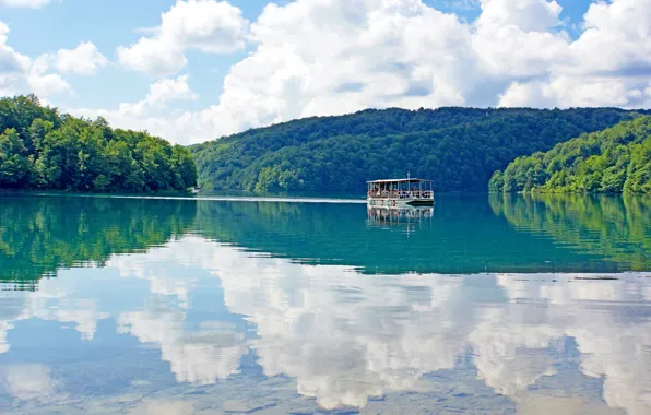 Картинка лес, небо, вода, облака, озеро, отражение, Хорватия, теплоход