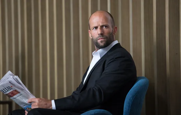 Портрет, кресло, костюм, газета, актёр, Jason Statham, Джейсон Стэйтем