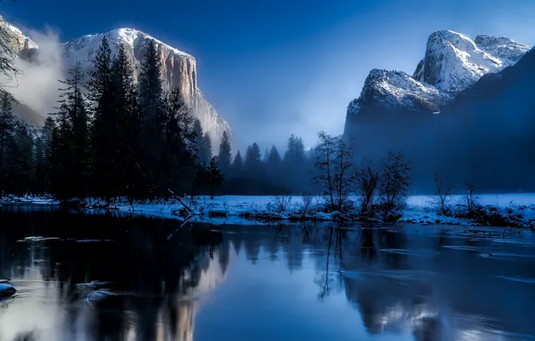Картинка зима, лес, вода, снег, деревья, горы, туман, скалы