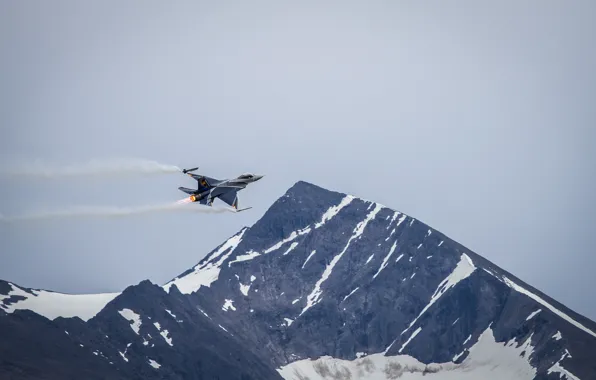 Картинка гора, истребитель, полёт, F-16, Fighting Falcon, «Файтинг Фалкон»