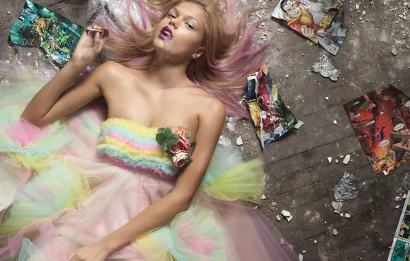 Картинка девушка, мусор, модель, гламур, платье, сигарета, декольте, fashion