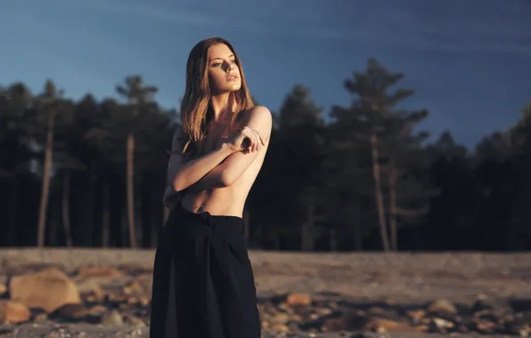 Деревья, поза, trees, лучи света, красивая девушка, beautiful girl, полуголая, pose