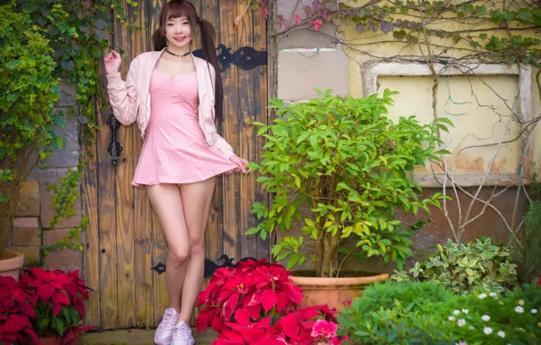 Картинка девушка, лицо, улыбка, волосы, платье, ножки