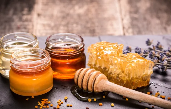 Соты, баночки, ложка, мёд