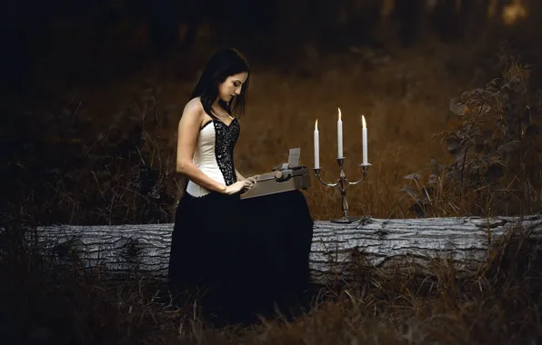 Девушка, свечи, пишущая машинка, Sheila Cabrera