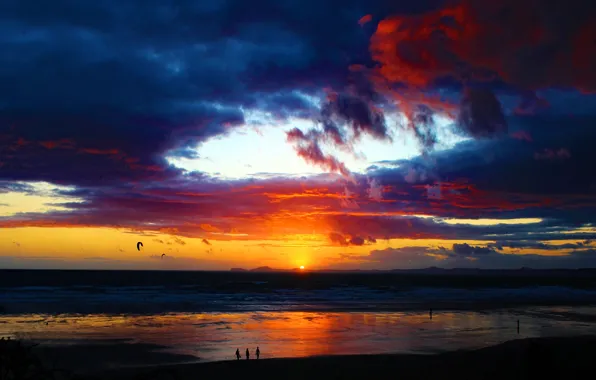 Картинка море, облака, закат, берег, человек, силуэт, зарево