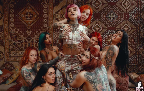 Грудь, взгляд, ковёр, подушки, пирсинг, тату, pink, гарем