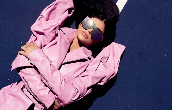 Девушка, очки, куртка, лежит, Kylie Jenner, Кайли Дженнер
