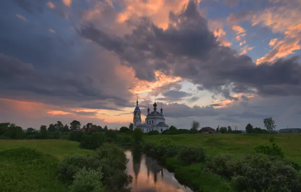 Картинка зелень, поле, небо, облака, река, село, вечер, утро