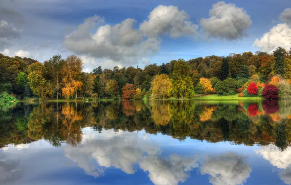 Картинка небо, облака, деревья, озеро, парк, отражение, листва, Осень