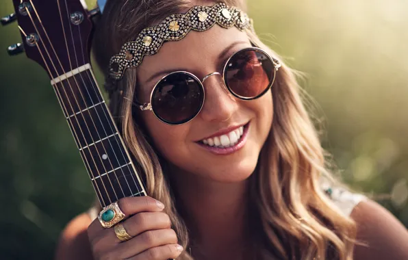 Девушка, украшения, улыбка, гитара, кольца, хиппи, очки, шатенка