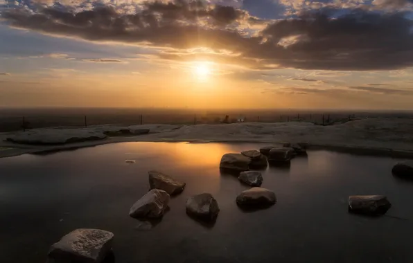 Картинка небо, солнце, облака, закат, камни, берег, горизонт, водоем